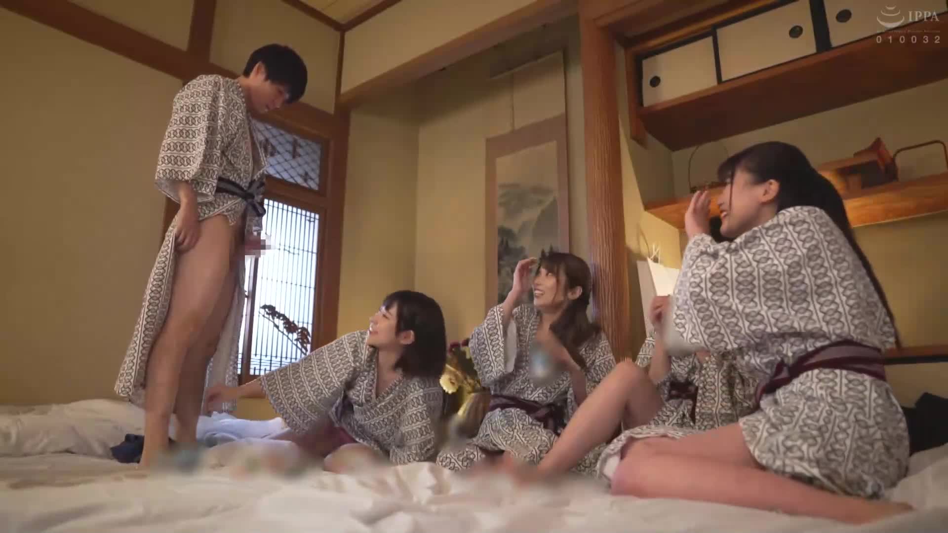 在社團旅行中，我是唯一的男性！被女孩們摸弄下體，勃起不已的大亂交4小時精選。 - AV大平台 - 中文字幕，成人影片，AV，國產，線上看