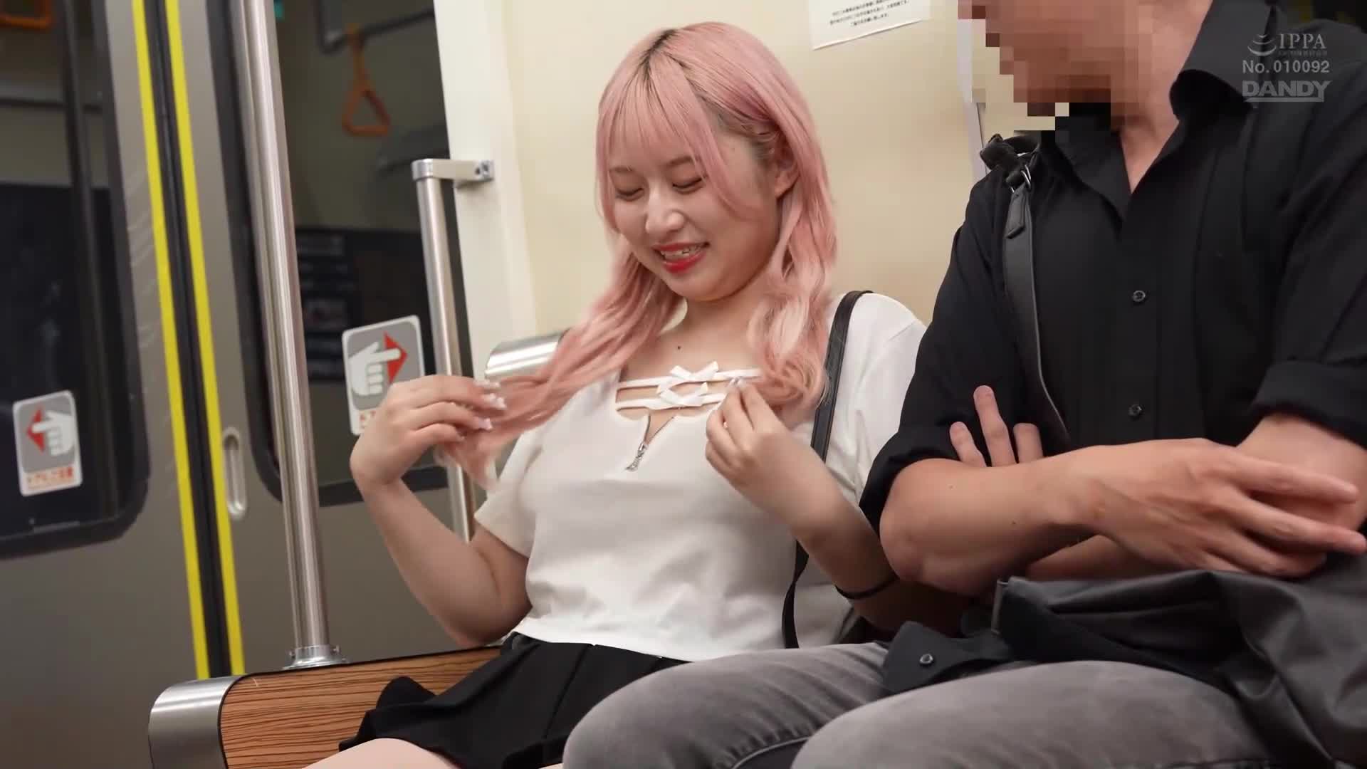 最終電車上和痴女意外地獨處！對面座位上的小惡魔肉感女孩誘惑穿內褲，勃起之後就被她上了 - AV大平台 - 中文字幕，成人影片，AV，國產，線上看