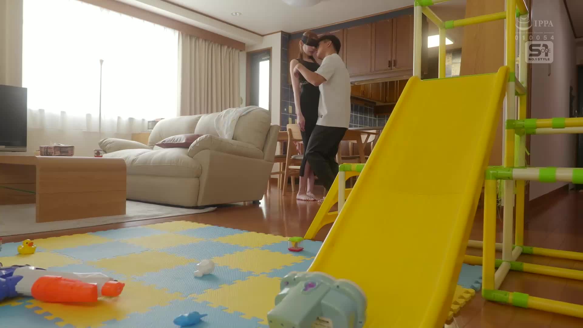 妻子回娘家，家中叫來M女專業外送服務，卻是兒子就讀幼稚園傳聞中的美女老師！抓住弱點逼迫進行極限口交、勒頸、強迫性行為，無節制的SM調教3天！楓富愛 - AV大平台 - 中文字幕，成人影片，AV，國產，線上看