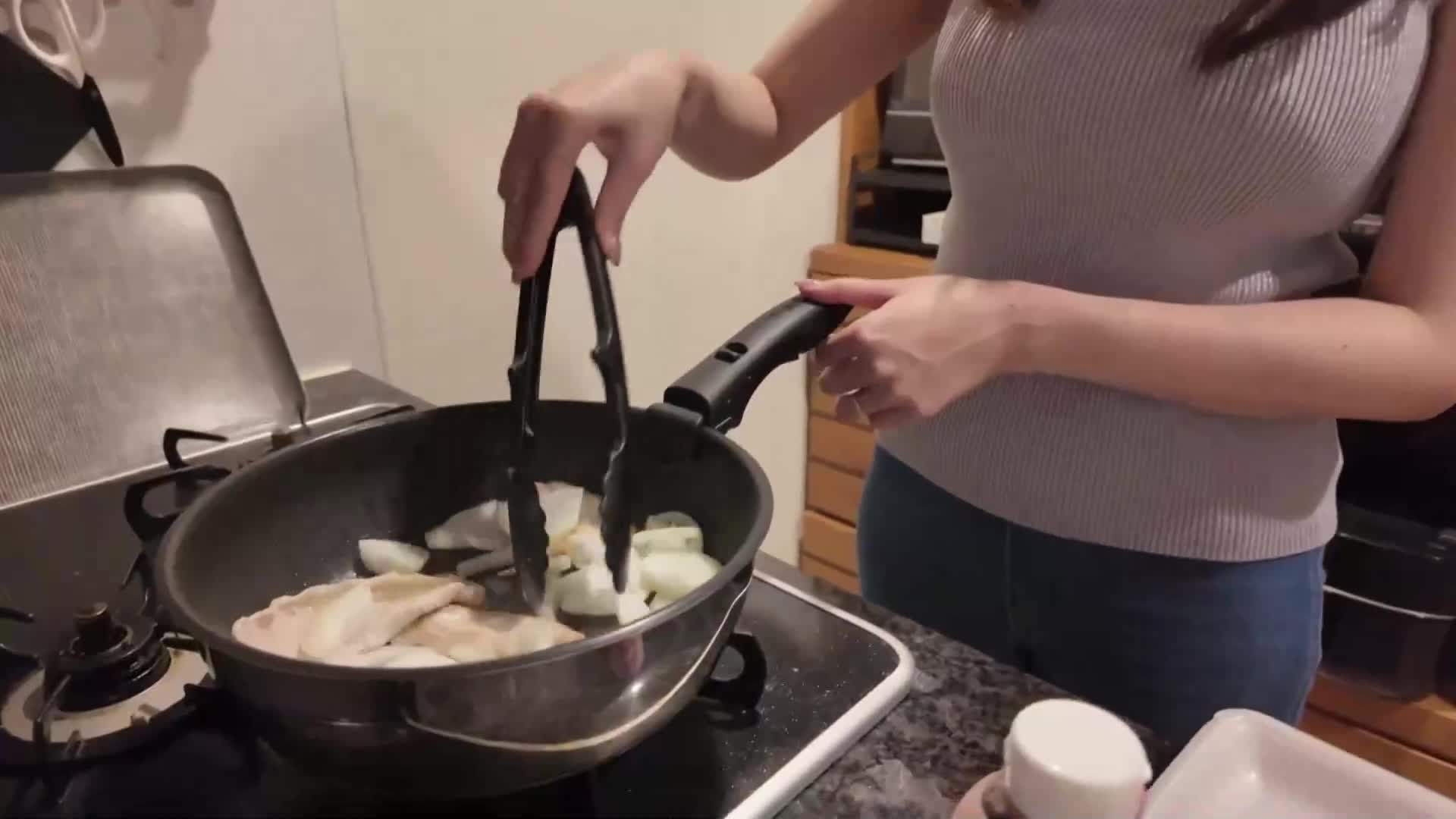 私人生活和身體被徹底解剖的生日紀錄影片。可以同時享受滿足的耳機錄音和巨乳角度的性愛。柏木文香 - AV大平台 - 中文字幕，成人影片，AV，國產，線上看