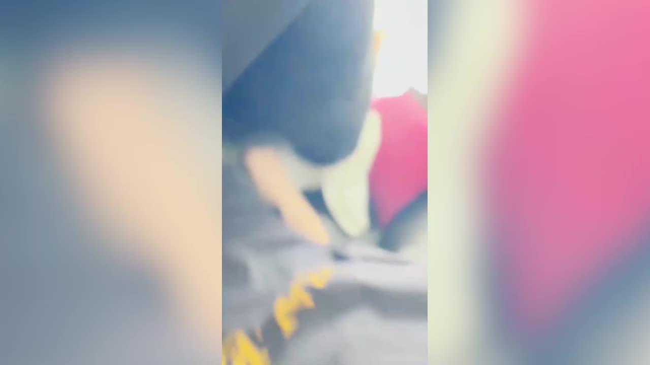 《意淫自己妹妹》爸媽在廚房客廳讓妹妹口爆吞精趁其不備插射到陰道深處嫩穴裝不下精液都溢出來了 - AV大平台 - 中文字幕，成人影片，AV，國產，線上看