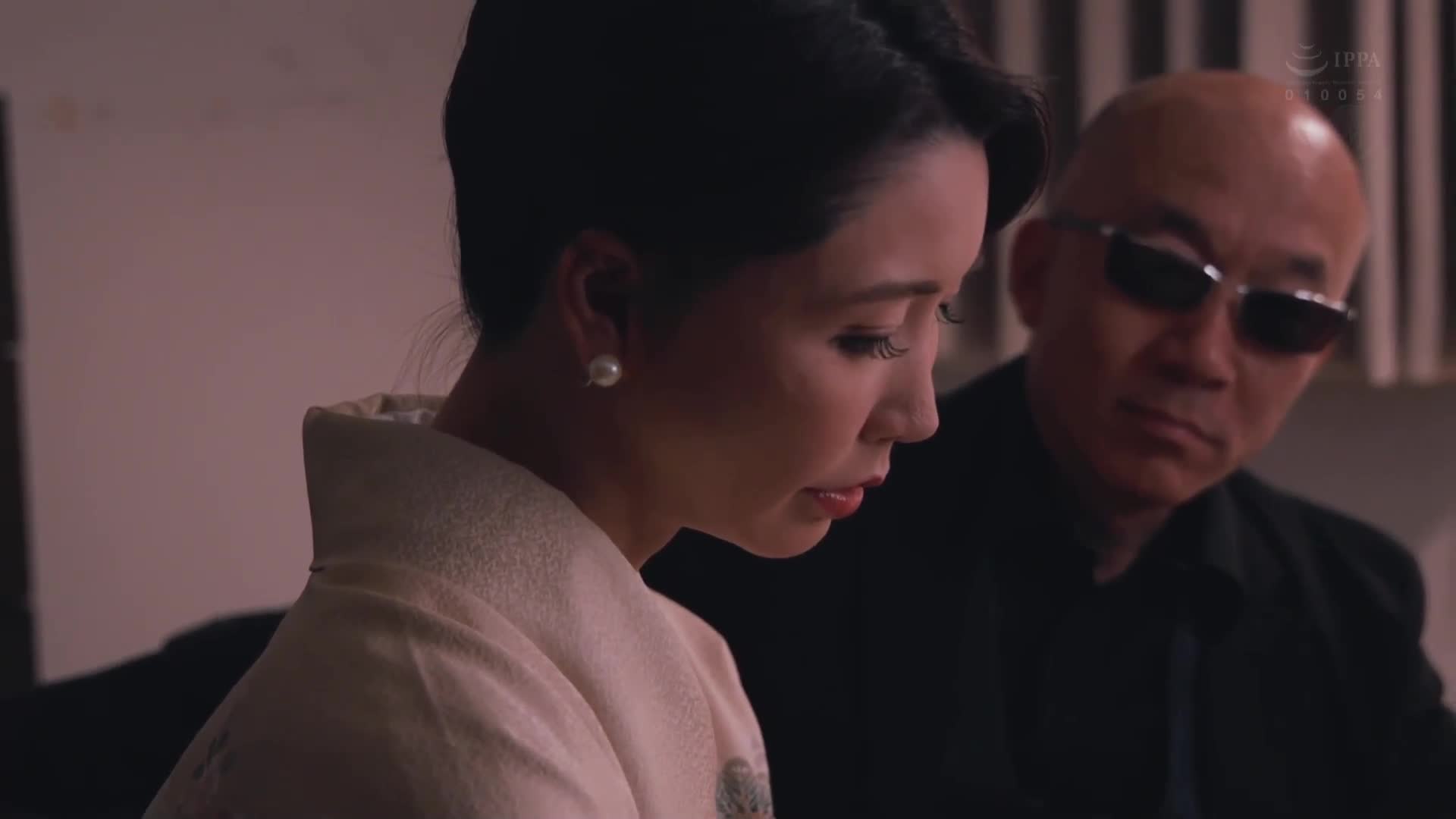 高級俱樂部的人妻，被太客的汗水和體液弄得一塌糊塗，閉店後進行中出枕頭生意。愛弓涼 - AV大平台 - 中文字幕，成人影片，AV，國產，線上看