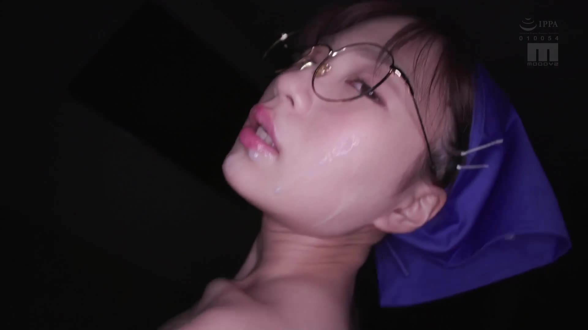 以半開玩笑的方式挑逗樸素的辦公室清潔工人，用大雞巴挑逗！雖然她說著「不要對我這樣...」，最終在工作期間自己張開陰道，接受插入並內射的隱藏淫蕩身體渴求不滿的妻子。天宮花南 - AV大平台 - 中文字幕，成人影片，AV，國產，線上看