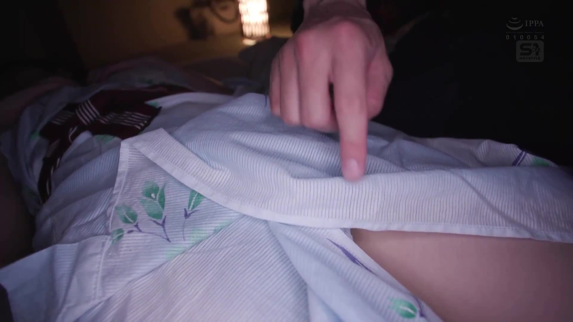 每個月底都有一位美麗的OL女士入住我們的旅館。無法忍受的我偷偷 espi 了一下她洗澡，她注意到了我，展示了她修長的手腳和身材誘惑我！我一生中最興奮的時刻，我一直在她入住期間與她享受著神秘的身體。明日葉三葉 - AV大平台 - 中文字幕，成人影片，AV，國產，線上看