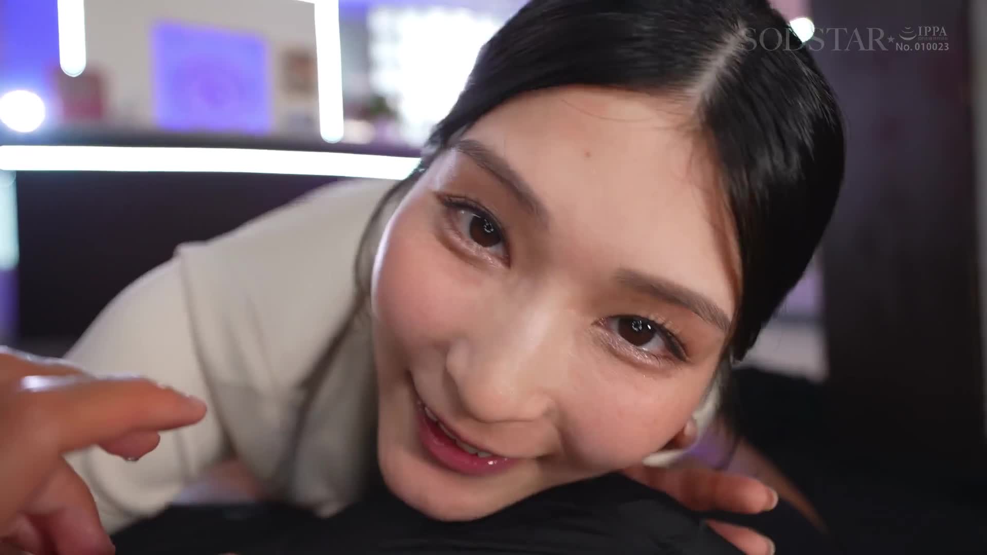 「化妝完美的我和那個孩子，哪個更好？」情侶中在化妝時有20分鐘空閒的男友，在化妝師本庄鈴的陪伴下進行口交和性交並射精在臉上。 - AV大平台 - 中文字幕，成人影片，AV，國產，線上看