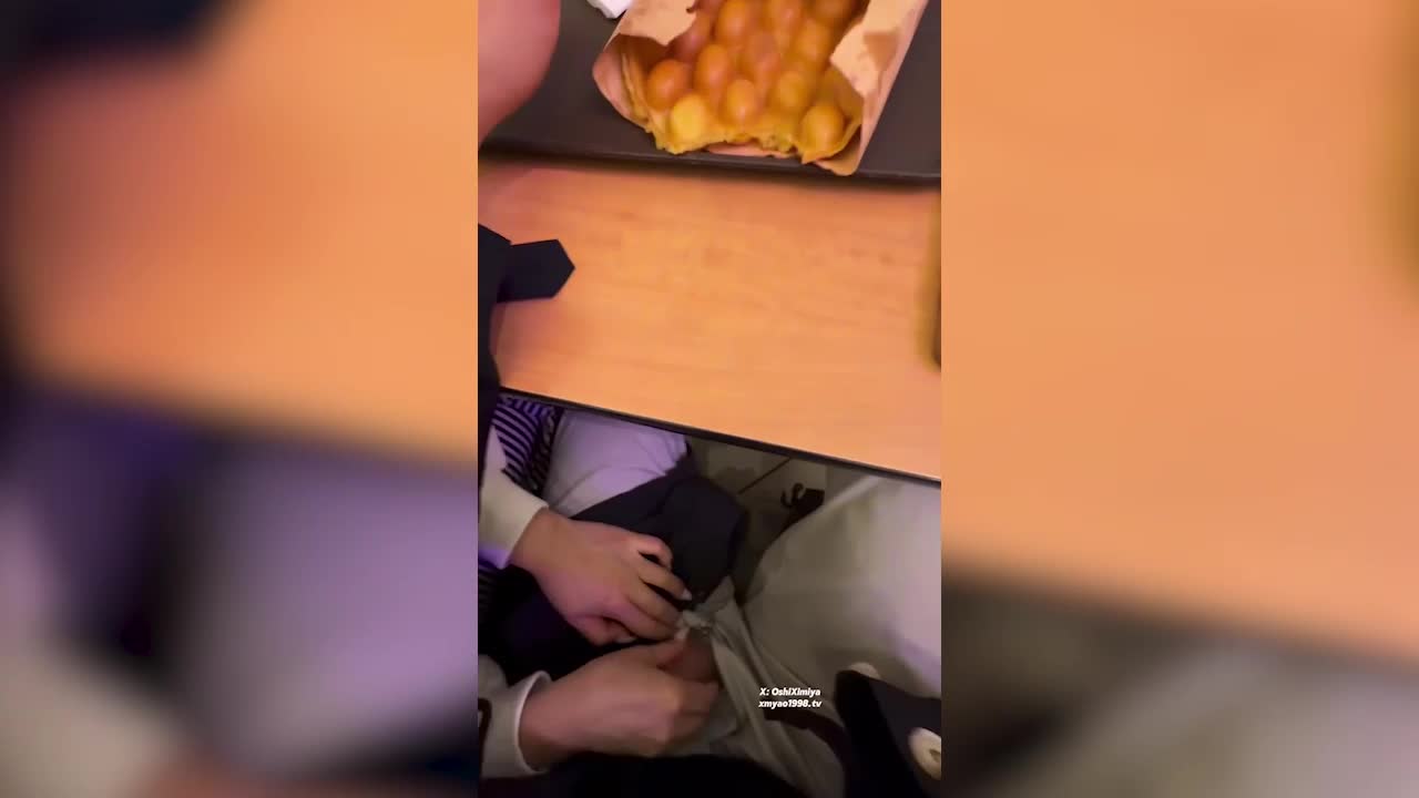 超美整活禦姐-汐夢瑤-在全是人的商場裡幫別人打飛機，期間一直有人經過，太刺激了，最後把精液射在雞蛋仔上再全部吃下去，色氣滿滿~ - AV大平台 - 中文字幕，成人影片，AV，國產，線上看