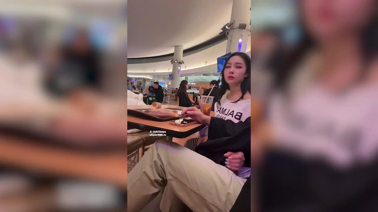 超美整活禦姐-汐夢瑤-在全是人的商場裡幫別人打飛機，期間一直有人經過，太刺激了，最後把精液射在雞蛋仔上再全部吃下去，色氣滿滿~ - AV大平台 - 中文字幕，成人影片，AV，國產，線上看