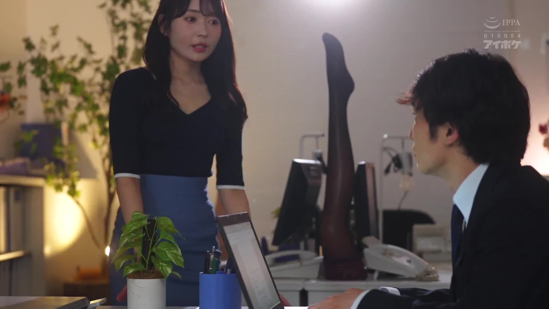 因為我有絲襪癖，被分配到絲襪開發部門。我對絲襪的熱愛讓我勃起，以至於無法集中註意力，所以我的前輩導師用她穿著絲襪的美腿來幫我緩解。古乃穗乃 - AV大平台 - 中文字幕，成人影片，AV，國產，線上看