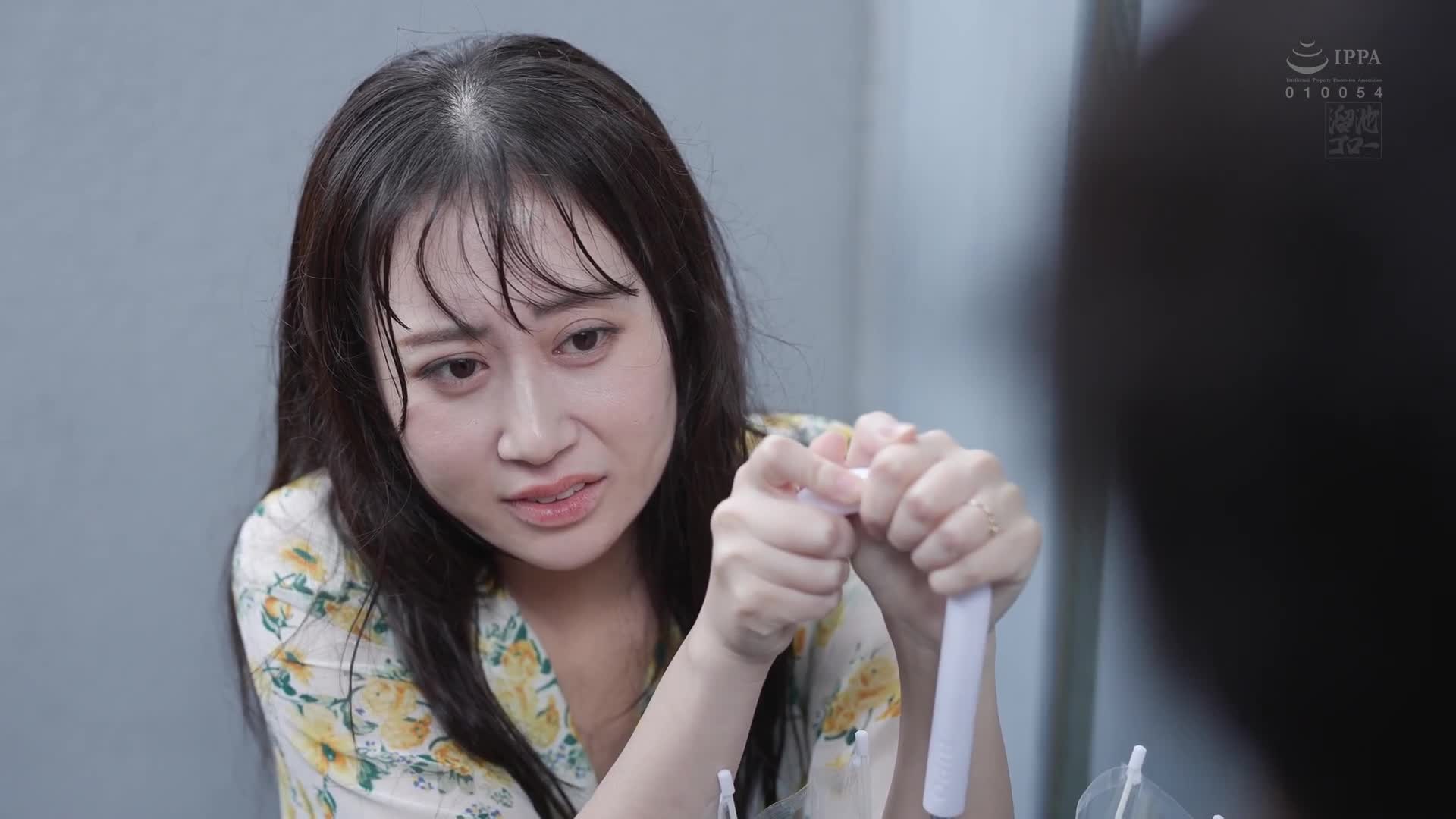 人妻在雨天晾曬內褲的時候...這就是濕淋淋外遇OK的暗示。-小宮香織 - AV大平台 - 中文字幕，成人影片，AV，國產，線上看