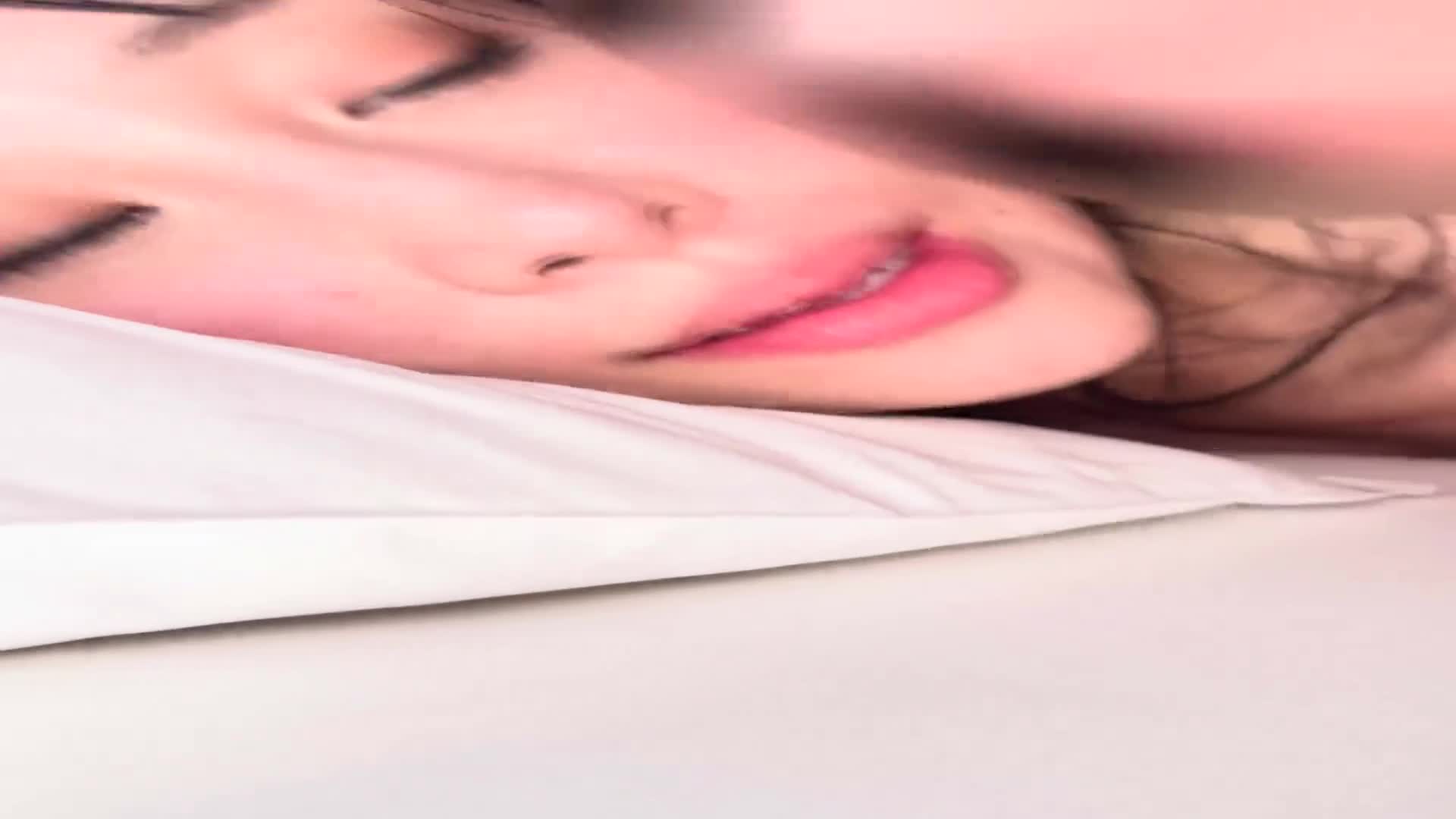 秘密與丈夫搞色情的妻子。一進入酒店就迫不及待地親吻，說著「一直都想要…」。即將進行性行為時，「這樣的東西（婚戒）不需要吧？」我會射進去給你。【附贈特典影片】 - AV大平台 - 中文字幕，成人影片，AV，國產，線上看