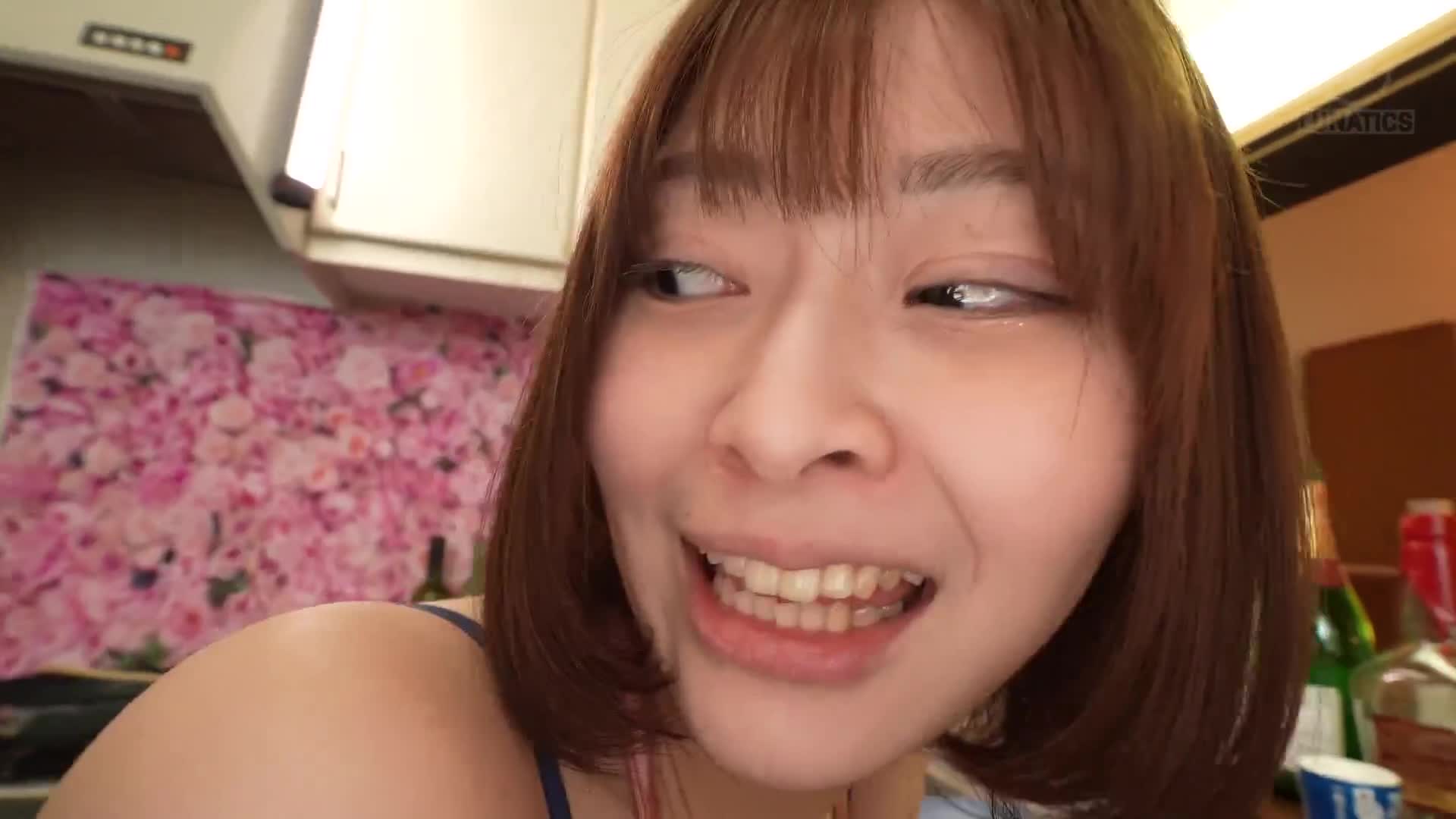末班車消失後，被涼爽的大屁股女上司邀請至其家中，微醉的迷惘臉龐無法抑制，突然親吻時舌頭被扭入舌吻如此濃情，技巧回應後整夜無間斷的舌吻內射性愛中多次燃燒。 小松本果 - AV大平台 - 中文字幕，成人影片，AV，國產，線上看