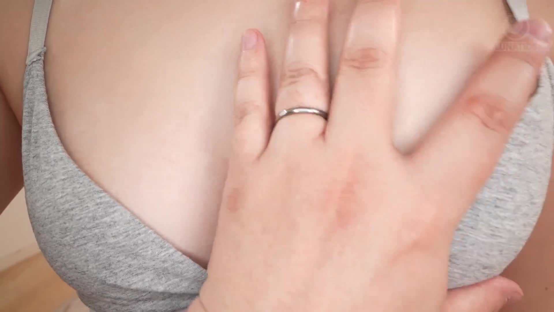 一個年輕、笑容燦爛的女孩來我家暫住一晚。她豐滿的臀部和毫無防備的狀態讓我無法抗拒，於是我立刻就上了她。她是個很容易高潮的女孩，我的大雞巴很快就讓她達到了高潮，我們年齡相差20歲，所以我讓她呻吟喘息，直到她緊緻的陰道徹底精疲力竭。花守夏歩 - AV大平台 - 中文字幕，成人影片，AV，國產，線上看