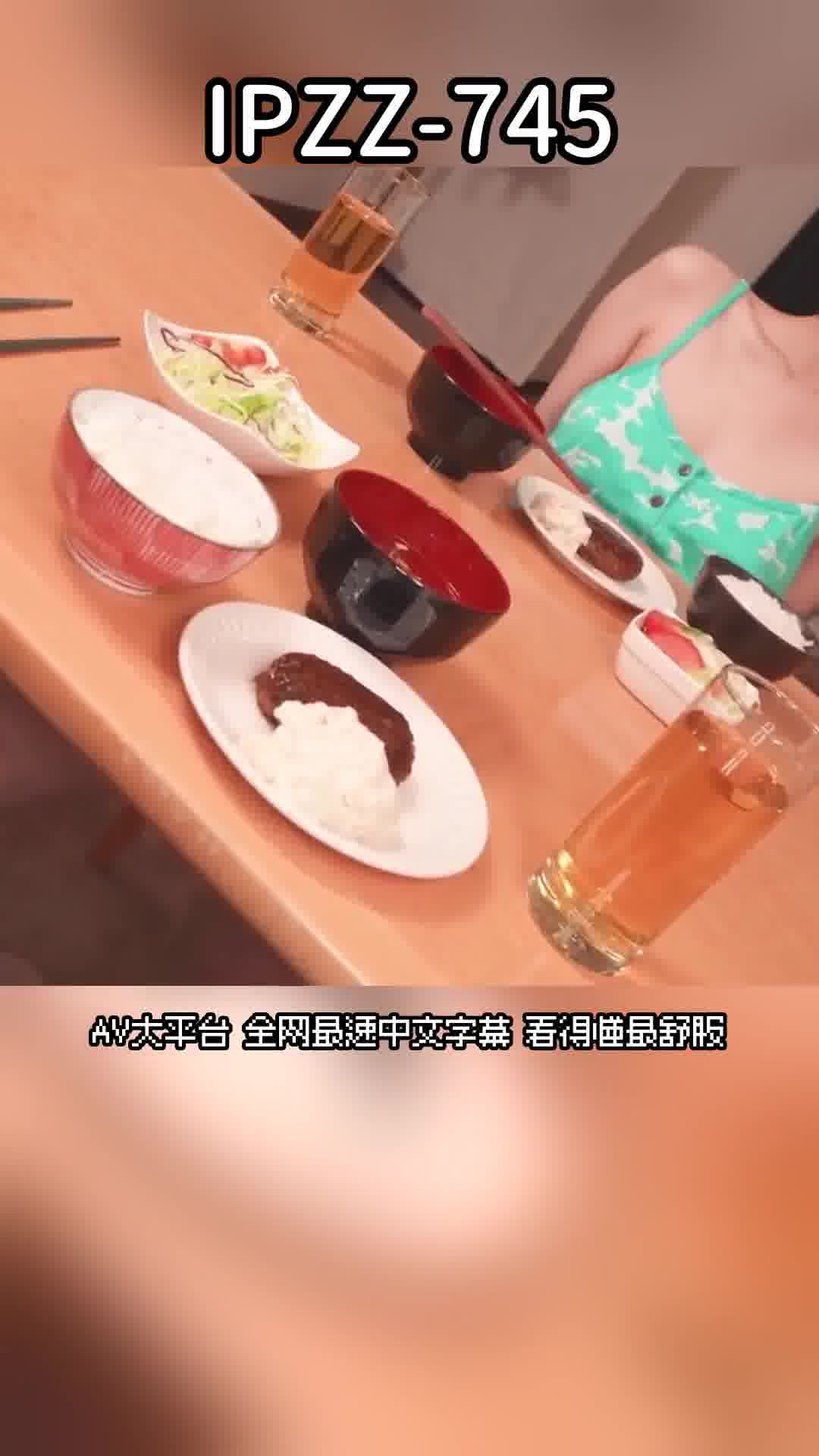 IPZZ-745[AI解碼版]這個又討人喜歡又討厭的小惡魔妹妹在學校裡非常受歡迎，她的笑容和短裙誘惑讓我無法保持理智...。堀北桃愛